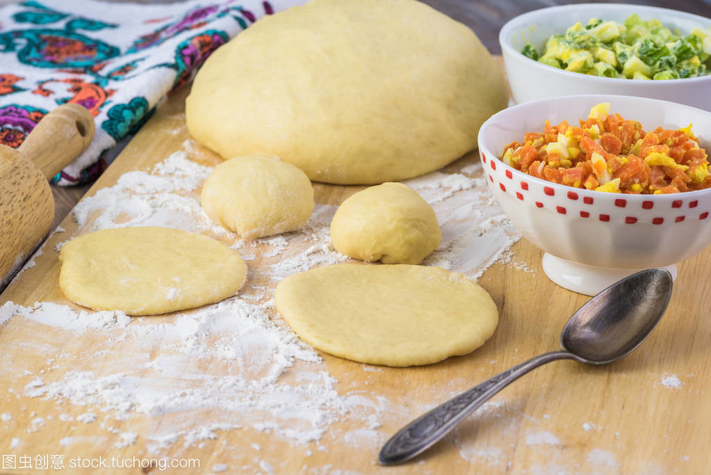 带蛋和蔬菜馅的馅饼叮咬成分解析