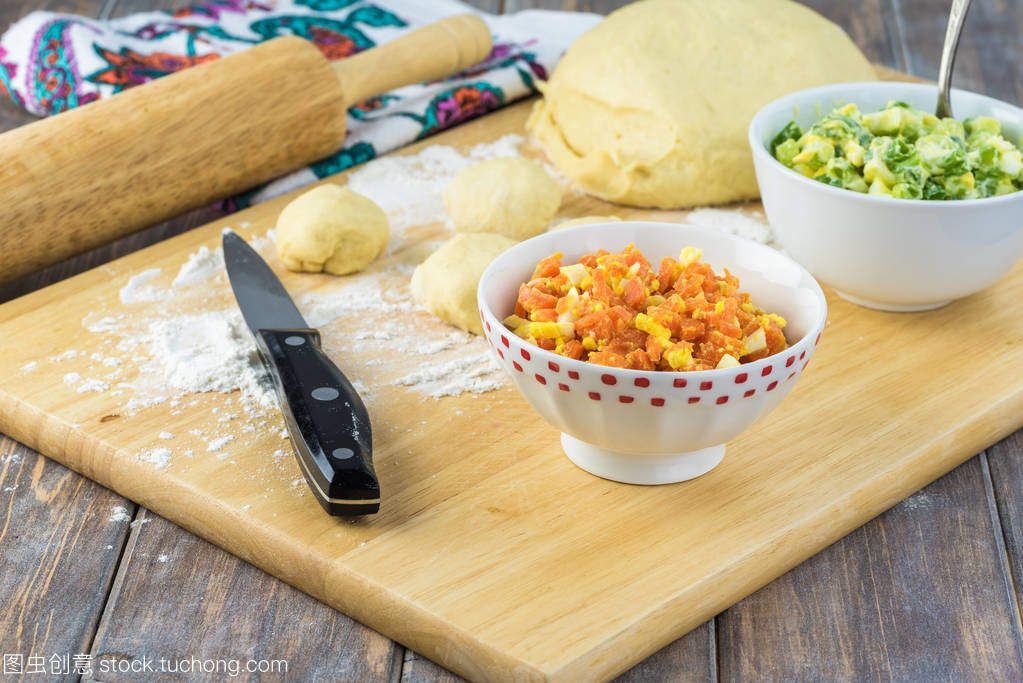 营养美味的带蛋和蔬菜馅的馅饼叮咬 成分解析与制作要诀